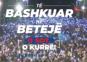 ​Sot protesta e opozitës, demokratët dhe qytetarët tubim para kryeministrisë në Tiranë