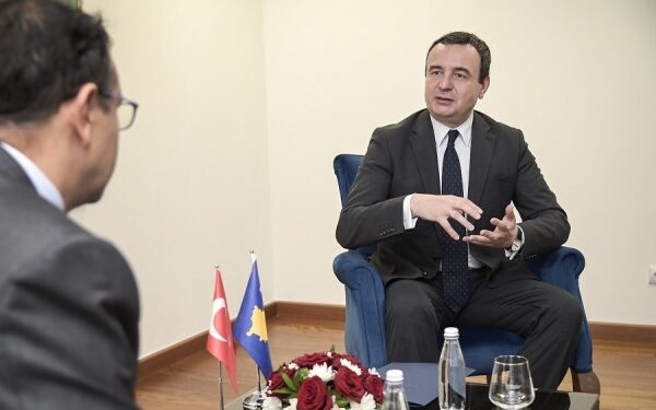 Kurti pret në takim ambasadorin e Turqisë, flasin për bashkëpunimin në fushën e mbrojtjes