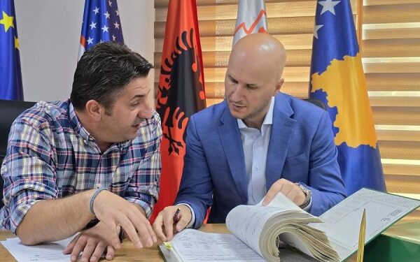 ​Shtimja ia dorëzon materialet arkivore Institutit të Krimeve të Kryera Gjatë Luftës në Kosovë