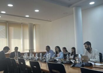 Murati flet për rritjen e të hyrave, opozita e quan “mashtrues”