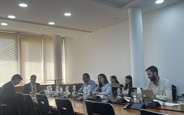 Murati flet për rritjen e të hyrave, opozita e quan “mashtrues”