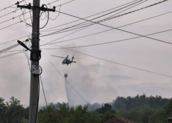 Dy fshatra ishin në rrezik, KFOR-i amerikan ndërhyri me dy helikopterë për ta shuar zjarrin