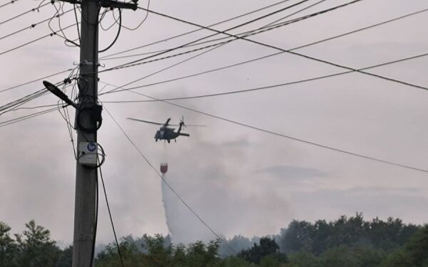 Dy fshatra ishin në rrezik, KFOR-i amerikan ndërhyri me dy helikopterë për ta shuar zjarrin
