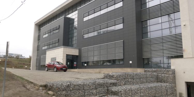 I veshur me jelek antiplumb qytetari e kërcënon prokurorin, arrestohet