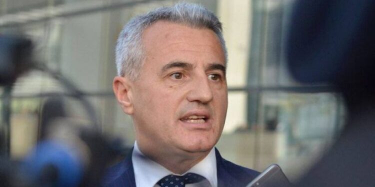 Avokati Koci autorizohet nga familja e Faton Hajrizit për tërheqjen e trupit nga Serbia