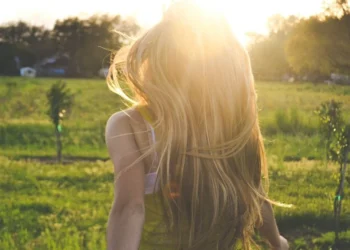 Zgjimi herët në verë, çelësi për një jetë më të lumtur, zbuloni arsyet