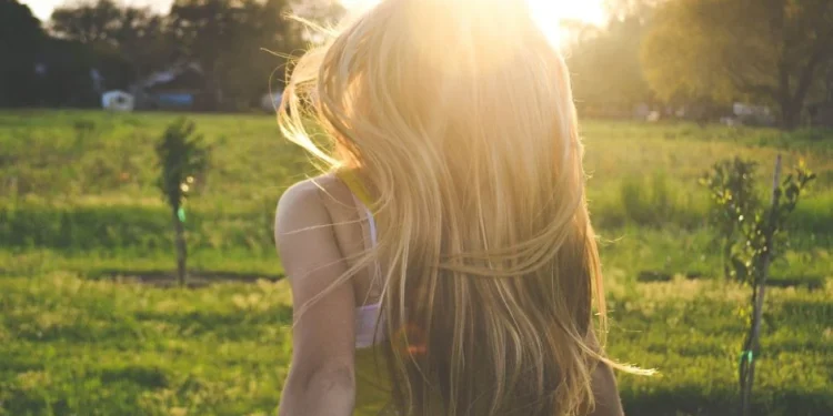 Zgjimi herët në verë, çelësi për një jetë më të lumtur, zbuloni arsyet