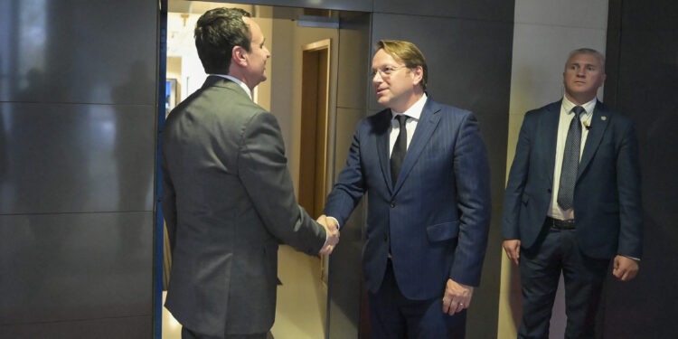 Këshilltari i Kurtit i reagon Varhelyit: Fokusohuni në zgjerimin e BE-së, dialogu është çështje e tjetërkujt