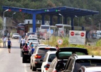 Deri 1 orë pritje në hyrje të kufirit tek Dheu i Bardhë