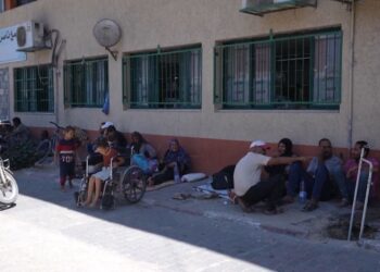 Dhjetëra familje palestineze flenë jashtë spitalit Nasser në trotuar, pa ushqim e pa ujë
