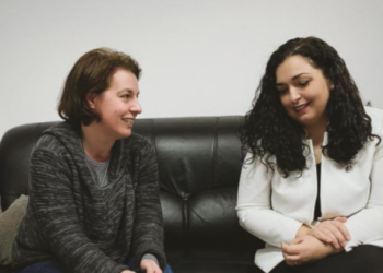 Dikur mikesha, sot llafe për njëra-tjetrën