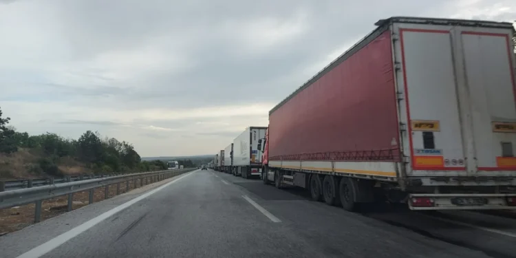 Shfuqizohet vendimi që ndalonte qarkullimin e automjeteve me peshë më të madhe se 7.5T