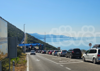 Deri në 10 kilometra kolona në pikë kalimin kufitar Kroaci – Mali i Zi