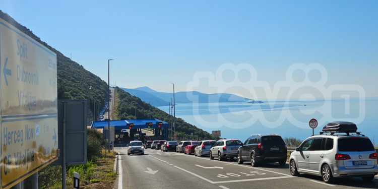 Deri në 10 kilometra kolona në pikë kalimin kufitar Kroaci – Mali i Zi