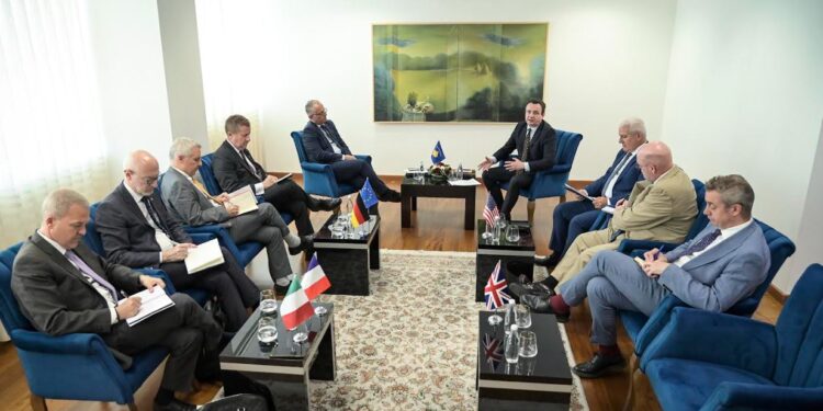Kurti, ambasadorët e QUINT-it dhe ai i BE-së diskutojnë për hapjen e urës së Ibrit