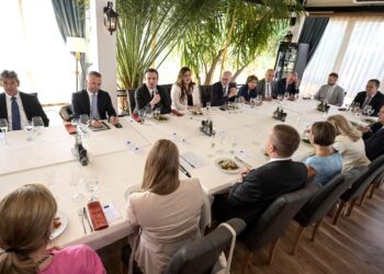 Qeveria publikon foto nga dreka e kryeministrit me ambasadorët