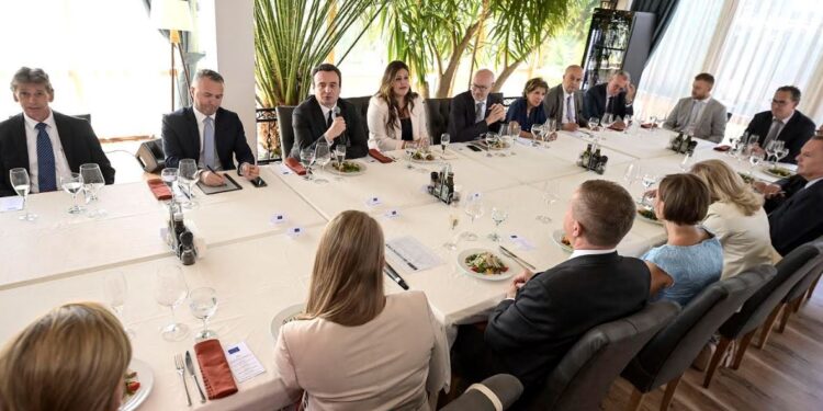 Qeveria publikon foto nga dreka e kryeministrit me ambasadorët