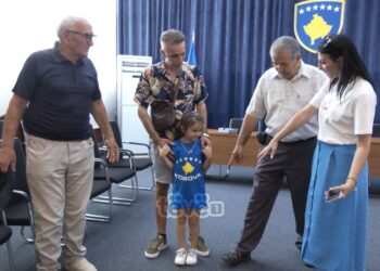 Mërgimtarët vizitojnë Kuvendin e Kosovës, kanë kërkesa për ligjvënësit