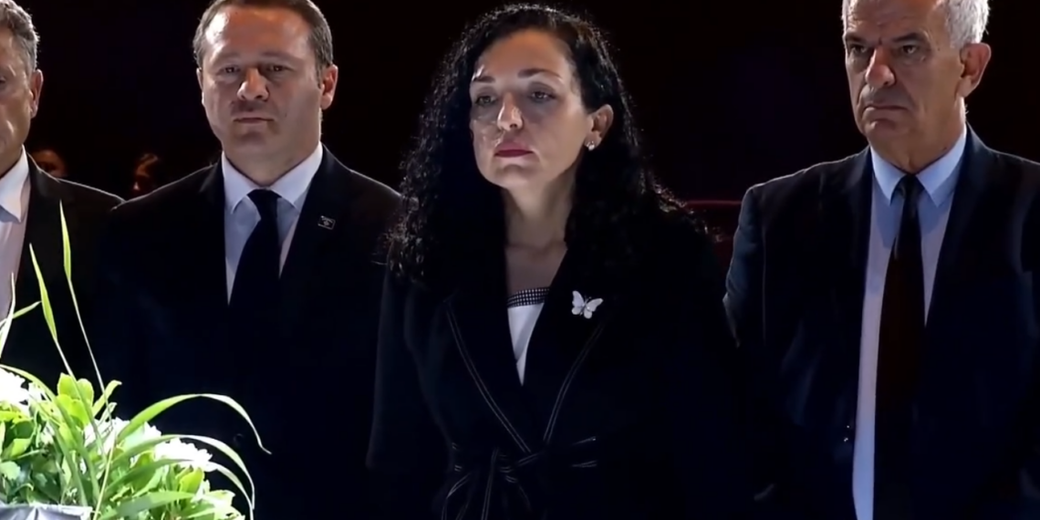 Osmani bën homazhe para arkivolit të Ismail Kadaresë