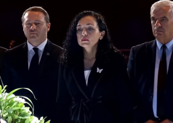 Osmani bën homazhe para arkivolit të Ismail Kadaresë