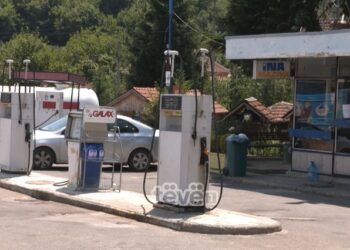 Veriorët s’flasin për mbylljen e pompave, policia prezent tek ajo Radoiçiqit