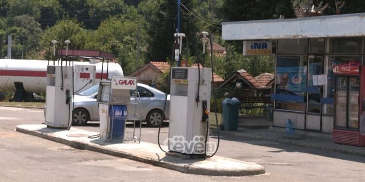 Veriorët s’flasin për mbylljen e pompave, policia prezent tek ajo Radoiçiqit