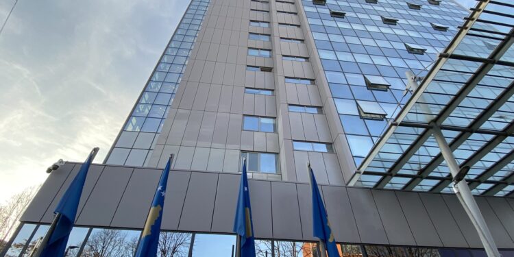 Kritikat për Ligjin e KPM-së, Qeveria del me sqarim