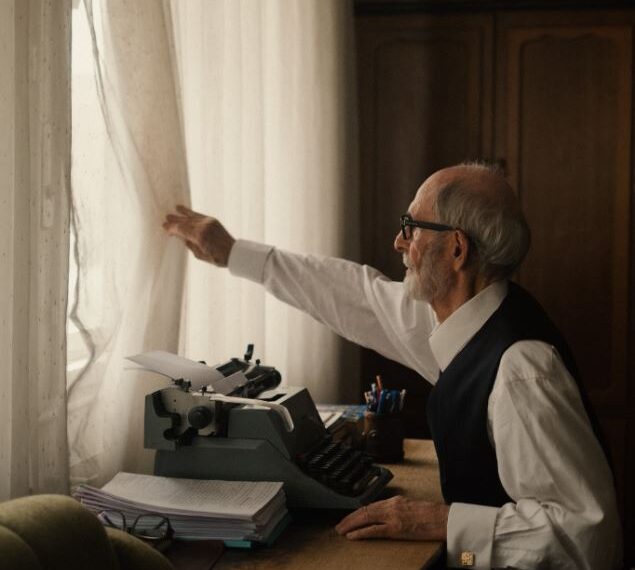 Qosja shkruan për Kadarenë, përmend bashkëpunimet por edhe polemikat me të