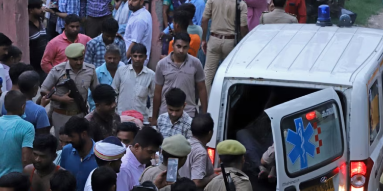 Mbi 120 njerëz të vdekur nga ikja në rrëmujë në Indi