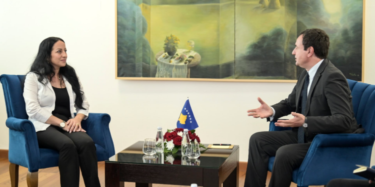 Kurti mirëpret në takim Elhame Muqollin, e mbijetuar e masakrës së Paklekut