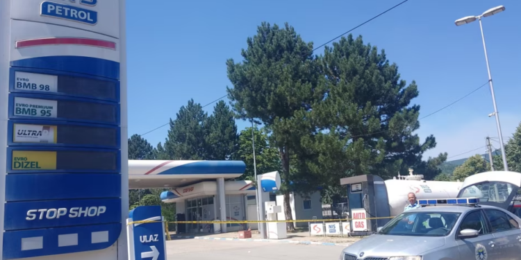 Kush qëndron pas pompave të mbyllura në veri të Kosovës?