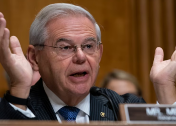 Senatori Menendez jep dorëheqje