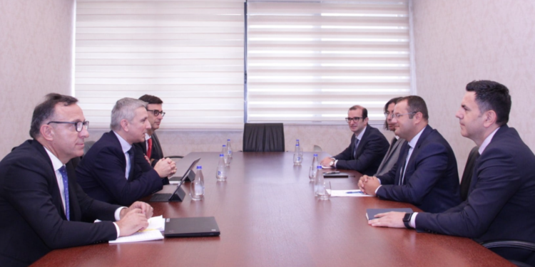 Ismaili takohet me Shefin e ri të Misionit të FMN-së për Kosovën, David Amaglobeli