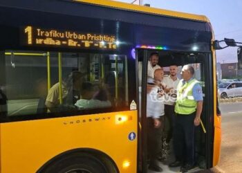 Qytetari bllokon hyrjen e autobusit të Trafikut Urban, kjo është arsyeja