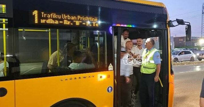 Qytetari bllokon hyrjen e autobusit të Trafikut Urban, kjo është arsyeja