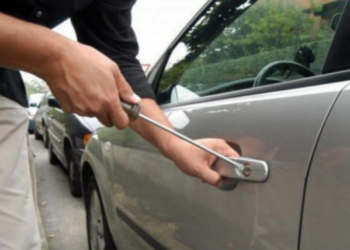 Vidhet një veturë në Fushë-Kosovë