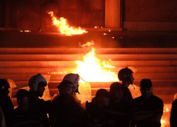 Protestuesit e opozitës gjuajnë molotov në drejtim të kryeministrisë
