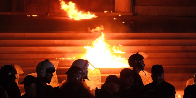 Protestuesit e opozitës gjuajnë molotov në drejtim të kryeministrisë