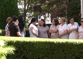 “Marrim pagë sa një mëditje e deputetëve”, protestojnë punëtorët që pastrojnë Kuvendin me pagë 275 euro