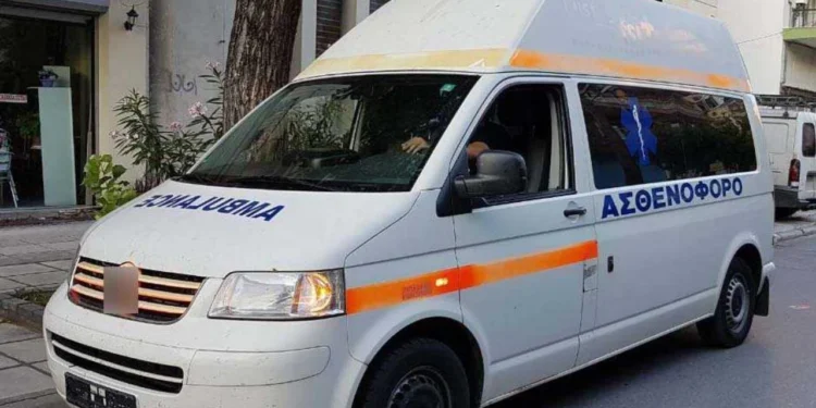 Vdes 23- vjeçari me autizëm, u la në veturë për orë të tëra në temperatura të larta, arrestohen dy prindërit