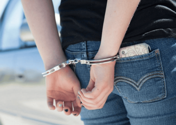 Arrestohet një femër në Ferizaj, policia i gjen 12 fishekë dhe një thikë