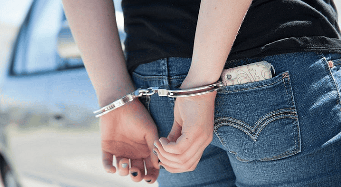 Arrestohet një femër në Ferizaj, policia i gjen 12 fishekë dhe një thikë