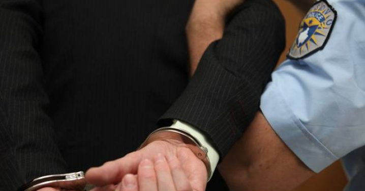 Një person sulmon policin, dy të tjerë i pengojnë në kryerje të detyrës, arrestohen