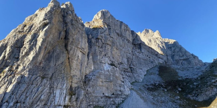 Raportohet se një alpinist nga Kosova ka humbur jetën në zonën e Alpeve në Valbonë