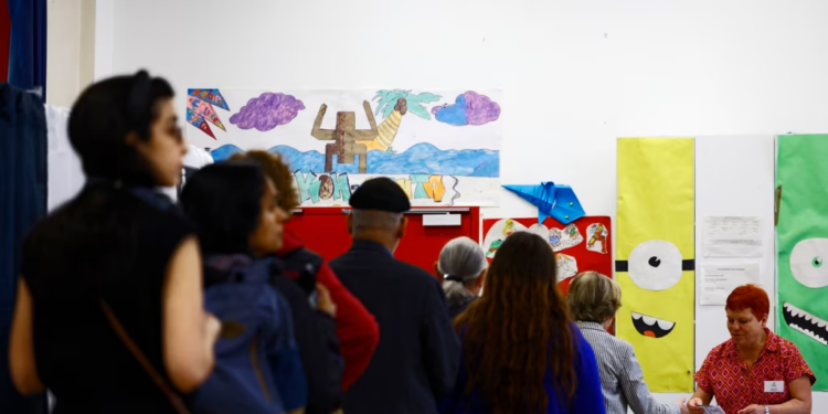 Francezët votojnë në zgjedhje parlamentare që mund ta sjellin në pushtet të djathtën ekstreme