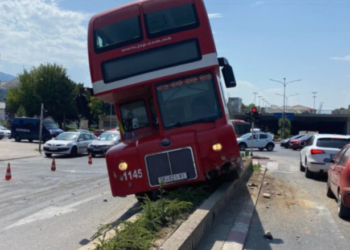 Aksidentohet autobusi i transportit publik në Shkup, lëndohen tre persona