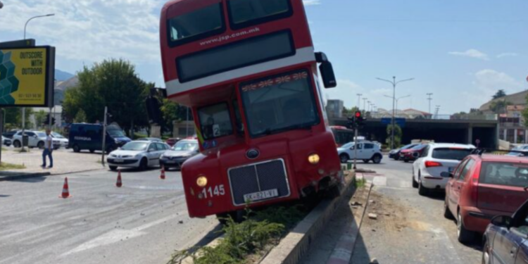 Aksidentohet autobusi i transportit publik në Shkup, lëndohen tre persona