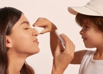 Si ta aplikoni kremin e diellit sipër grimit, sipas këshillave të profesionistes