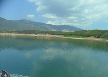 Vdes 81-vjeçari, dyshohet se pësoi arrest kardiak pasi u fut në Liqenin e Kukësit