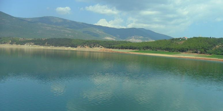 Vdes 81-vjeçari, dyshohet se pësoi arrest kardiak pasi u fut në Liqenin e Kukësit